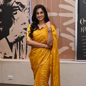 Actress Laya Stuns in Elegant Yellow Saree – Traditional Look with Modern Grace