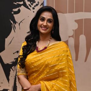 Actress Laya Stuns in Elegant Yellow Saree – Traditional Look with Modern Grace