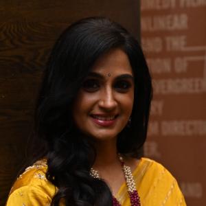 Actress Laya Stuns in Elegant Yellow Saree – Traditional Look with Modern Grace