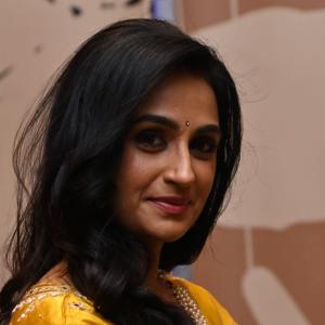 Actress Laya Stuns in Elegant Yellow Saree – Traditional Look with Modern Grace