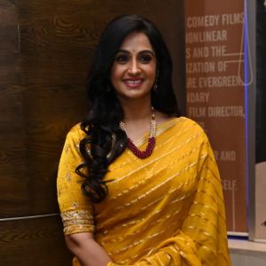 Actress Laya Stuns in Elegant Yellow Saree – Traditional Look with Modern Grace