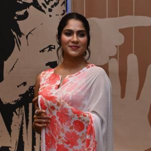 Actress Swasika Vijay Looks Graceful in White Floral Saree