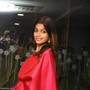 Actress Ananthika Ravindran Radiates Elegance in Traditional Saree Look