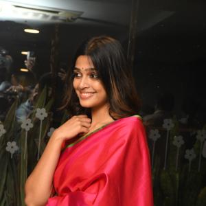 Actress Ananthika Ravindran Radiates Elegance in Traditional Saree Look