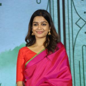 Actress Ananthika Ravindran Radiates Elegance in Traditional Saree Look