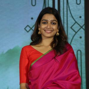 Actress Ananthika Ravindran Radiates Elegance in Traditional Saree Look