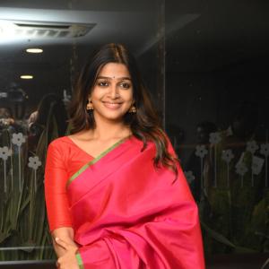 Actress Ananthika Ravindran Radiates Elegance in Traditional Saree Look