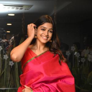 Actress Ananthika Ravindran Radiates Elegance in Traditional Saree Look