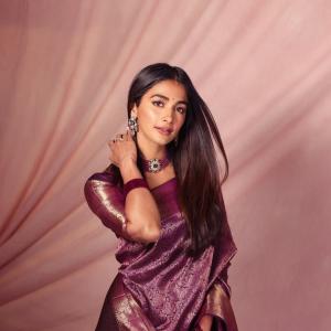 Stunning Pooja Hegde in Purple Saree – Traditional Elegance & Glamour