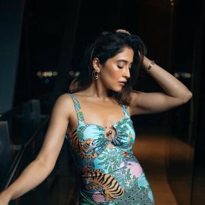 Regina Cassandra Stunning in Tropical Dress – Nighttime City Photos