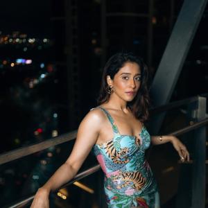 Regina Cassandra Stunning in Tropical Dress – Nighttime City Photos