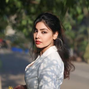 Komal Jha’s Glamorous Photoshoots: Stunning Fashion Looks in Green, White, and Red