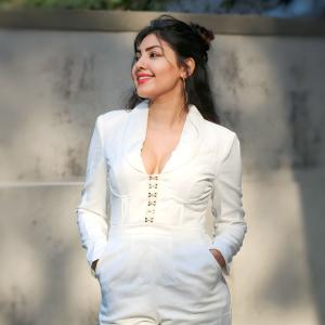 Komal Jha’s Glamorous Photoshoots: Stunning Fashion Looks in Green, White, and Red