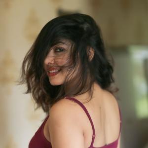 Komal Jha’s Glamorous Photoshoots: Stunning Fashion Looks in Green, White, and Red