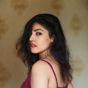 Komal Jha’s Glamorous Photoshoots: Stunning Fashion Looks in Green, White, and Red