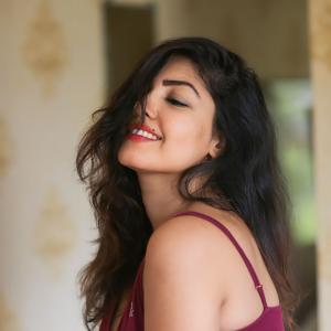 Komal Jha’s Glamorous Photoshoots: Stunning Fashion Looks in Green, White, and Red