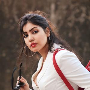Komal Jha’s Glamorous Photoshoots: Stunning Fashion Looks in Green, White, and Red