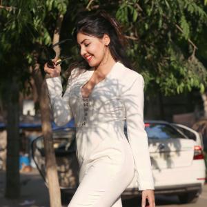 Komal Jha’s Glamorous Photoshoots: Stunning Fashion Looks in Green, White, and Red