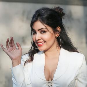 Komal Jha’s Glamorous Photoshoots: Stunning Fashion Looks in Green, White, and Red