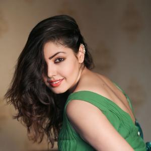 Komal Jha’s Glamorous Photoshoots: Stunning Fashion Looks in Green, White, and Red
