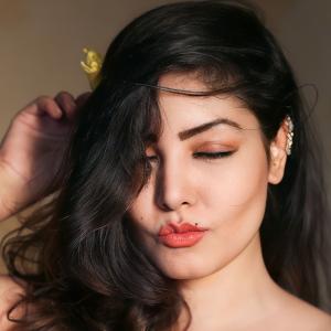 Komal Jha’s Glamorous Photoshoots: Stunning Fashion Looks in Green, White, and Red