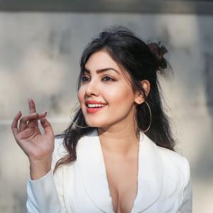 Komal Jha’s Glamorous Photoshoots: Stunning Fashion Looks in Green, White, and Red