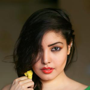 Komal Jha’s Glamorous Photoshoots: Stunning Fashion Looks in Green, White, and Red