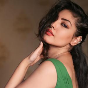 Komal Jha’s Glamorous Photoshoots: Stunning Fashion Looks in Green, White, and Red