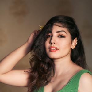 Komal Jha’s Glamorous Photoshoots: Stunning Fashion Looks in Green, White, and Red