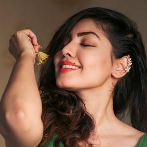 Komal Jha’s Glamorous Photoshoots: Stunning Fashion Looks in Green, White, and Red