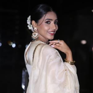 Saptami Gowda Stunning in Ethnic Outfit – Traditional Jewelry and Elegant Look