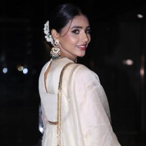 Saptami Gowda Stunning in Ethnic Outfit – Traditional Jewelry and Elegant Look