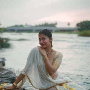 Payal Radhakrishna's Stunning Riverside Fashion: A White Saree and Gold Jewelry Combo