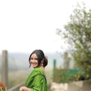 Elegant Green Saree Look of Actress Anika Surendran: A Traditional Charm