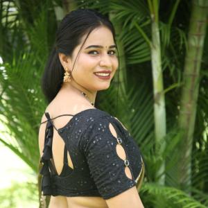 Elegant Indian Woman in Green Saree with Traditional Jewelry – A Timeless Fashion Look