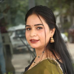 Elegant Indian Woman in Green Saree with Traditional Jewelry – A Timeless Fashion Look