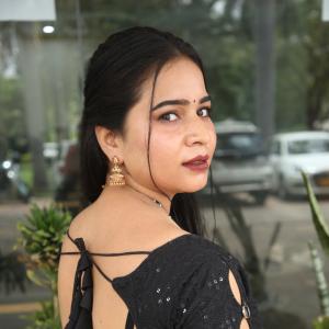 Elegant Indian Woman in Green Saree with Traditional Jewelry – A Timeless Fashion Look