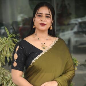 Elegant Indian Woman in Green Saree with Traditional Jewelry – A Timeless Fashion Look