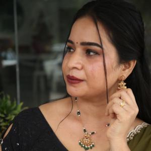 Elegant Indian Woman in Green Saree with Traditional Jewelry – A Timeless Fashion Look