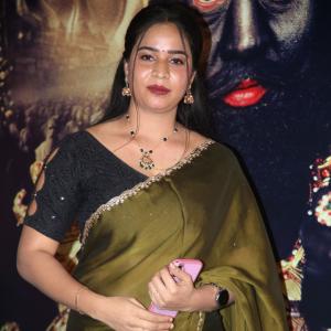 Elegant Indian Woman in Green Saree with Traditional Jewelry – A Timeless Fashion Look