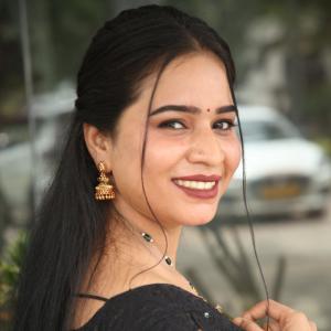 Elegant Indian Woman in Green Saree with Traditional Jewelry – A Timeless Fashion Look