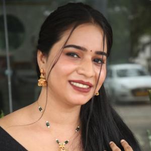 Elegant Indian Woman in Green Saree with Traditional Jewelry – A Timeless Fashion Look