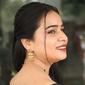 Elegant Indian Woman in Green Saree with Traditional Jewelry – A Timeless Fashion Look