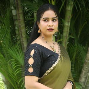 Elegant Indian Woman in Green Saree with Traditional Jewelry – A Timeless Fashion Look