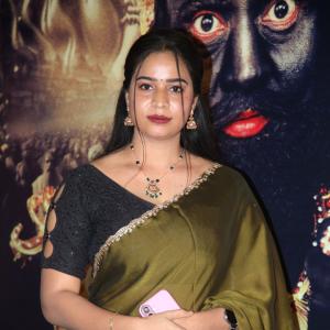 Elegant Indian Woman in Green Saree with Traditional Jewelry – A Timeless Fashion Look