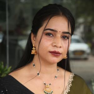 Elegant Indian Woman in Green Saree with Traditional Jewelry – A Timeless Fashion Look