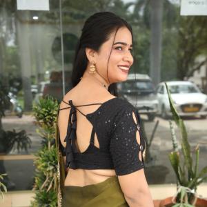 Elegant Indian Woman in Green Saree with Traditional Jewelry – A Timeless Fashion Look