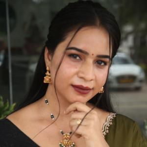 Elegant Indian Woman in Green Saree with Traditional Jewelry – A Timeless Fashion Look