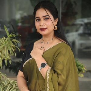 Elegant Indian Woman in Green Saree with Traditional Jewelry – A Timeless Fashion Look