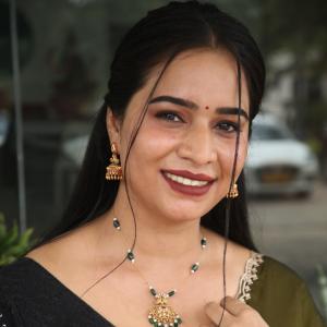 Elegant Indian Woman in Green Saree with Traditional Jewelry – A Timeless Fashion Look